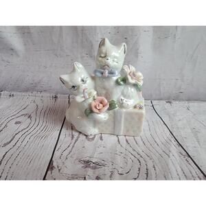 Vintage 4in Tall Cats Kittens W/ Flowers On A Present Figurine
